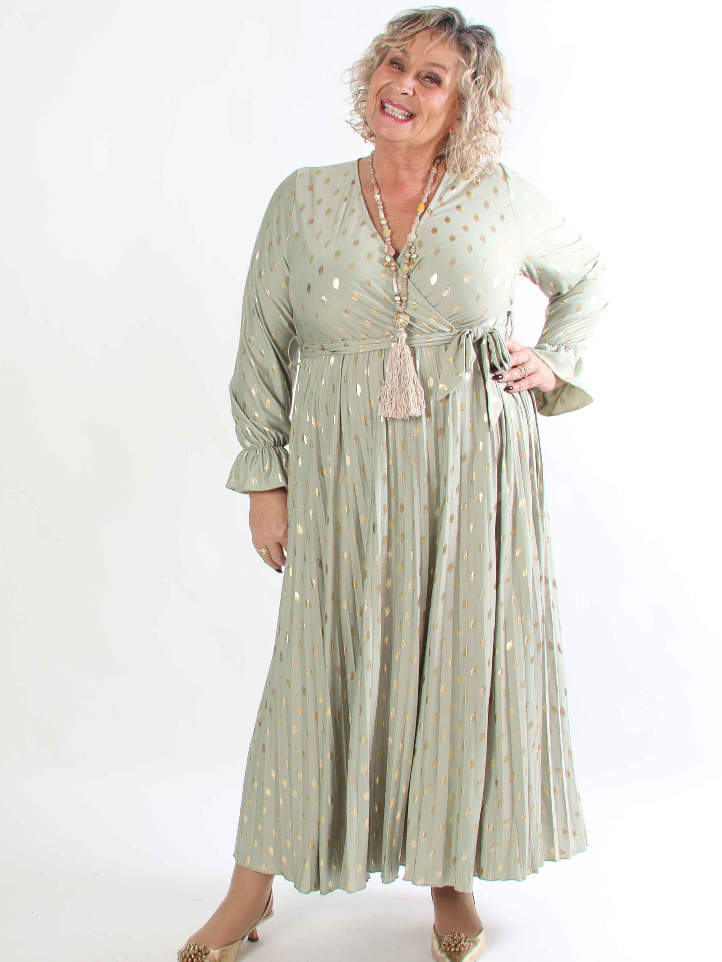 Silvija Dot - Lang plus size kjole med guld dutter og plisseret skørt